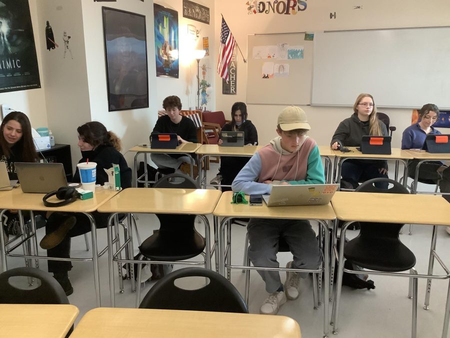 Creative Writing Students are working on their creative story and listening to Mr. Opal. From left to right: Rye Ford, ‘Em Winkler,Evelyn Irving, Anika Reiner
Shade Stool, Sam Villa, Gorg Hicken
