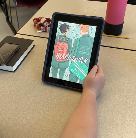 A student reads the Heartstopper series during a break in class.
