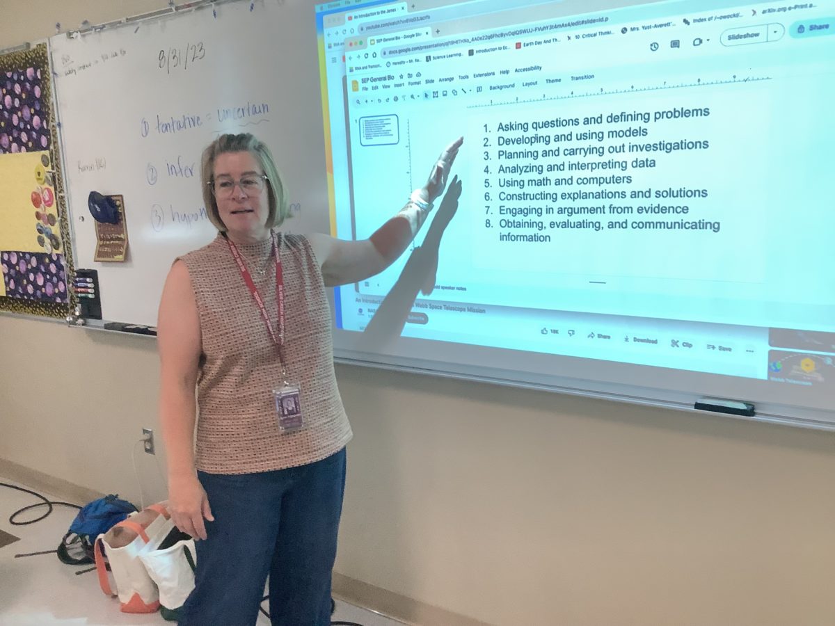 Lynn Ingegneri teaching her A3 biology class.