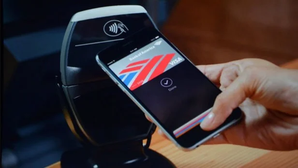 Someone paying using contactless pay using Apples wallet app