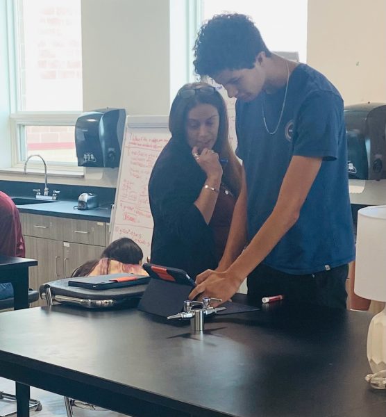 Amanda Menihan interactively teaching Zann Singleton during her A4 class. 