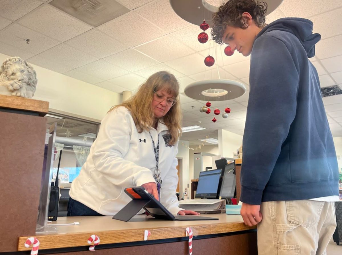 Kristin Holtz, the librarian at Silver Creek High School, helping Sophomore Zander Lindquist with his email. Many students were impacted by the phishing scam 