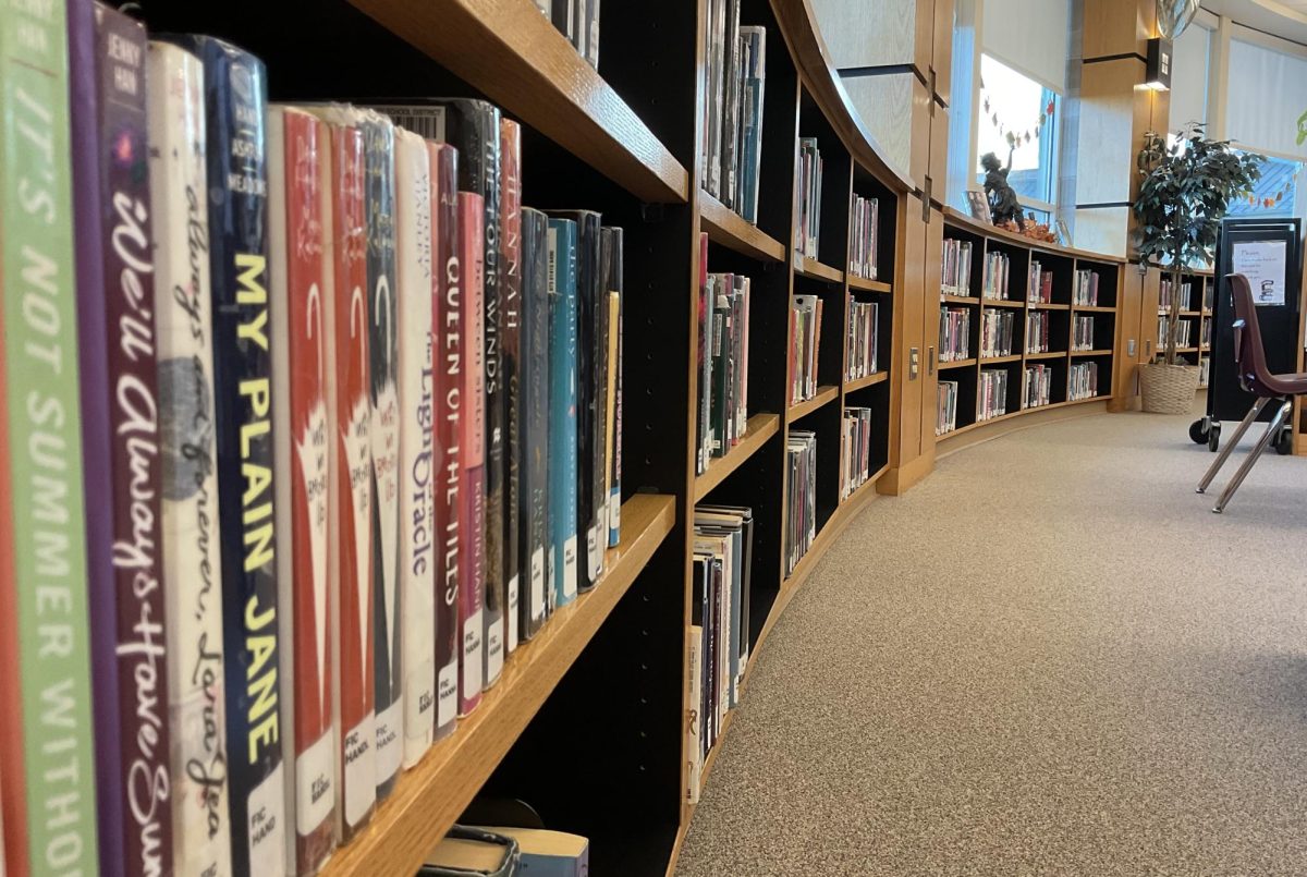 From attending Book Club meetings, to purchasing drinks from the latte cart, to engaging in monthly crafts, Silver Creek students have a wide variety of activities to choose from at the library.